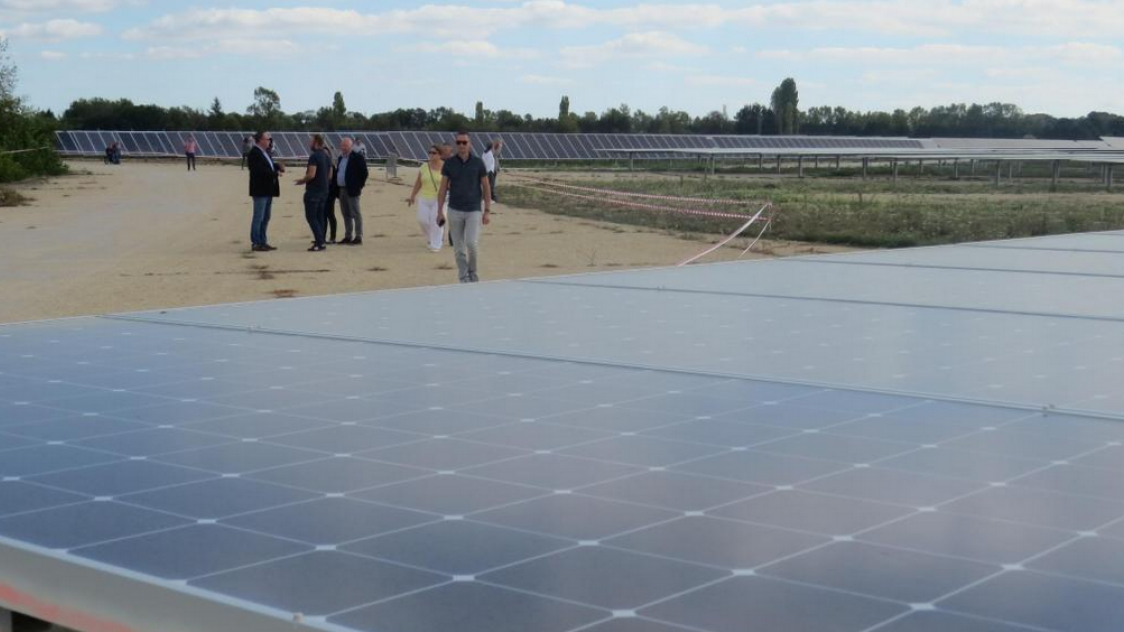 découvrez notre enquête approfondie sur le photovoltaïque, une énergie renouvelable prometteuse. analysez les tendances, les avantages écologiques et économiques, ainsi que les défis de l'essor des panneaux solaires. informez-vous sur l'avenir de cette technologie durable.