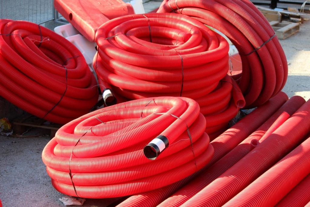 découvrez les étapes essentielles pour enterrer une gaine en toute sécurité. apprenez les techniques, les outils nécessaires et les bonnes pratiques pour garantir une installation durable et efficace de vos câbles souterrains.