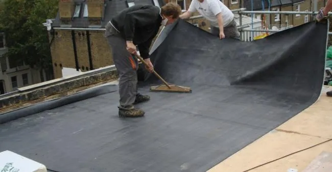 découvrez les avantages de l'epdm pour vos toits. ce matériau durable et étanche est idéal pour les toitures résidentielles et commerciales, offrant une excellente résistance aux intempéries et une longévité inégalée. informez-vous sur son installation et son entretien pour garantir une toiture performante et esthétique.