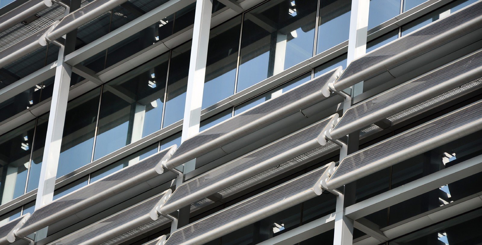 découvrez nos solutions innovantes pour la façade photovoltaïque (pv), alliant esthétisme et performance énergétique. transformez votre bâtiment en une source d'énergie renouvelable et durable tout en améliorant son apparence extérieure.