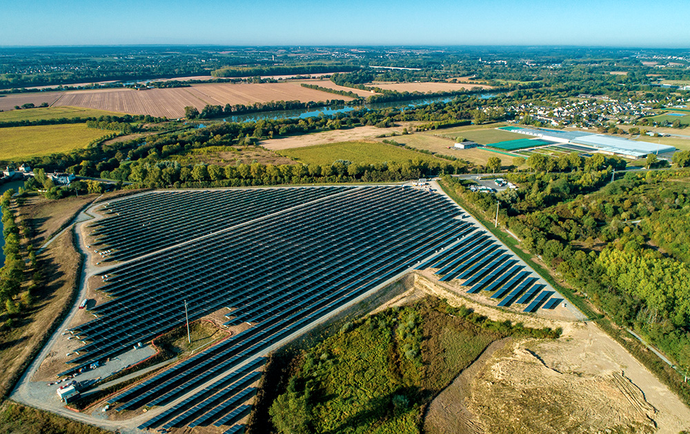 découvrez notre ferme solaire innovante qui transforme l'énergie solaire en électricité propre et durable. rejoignez-nous dans notre engagement pour un avenir énergétique responsable et respectueux de l'environnement.