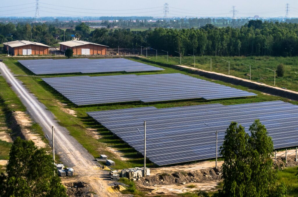 découvrez les avantages des fermes solaires, une solution durable pour produire de l'énergie renouvelable. apprenez comment ces installations contribuent à la transition énergétique et à la préservation de l'environnement tout en offrant des opportunités économiques.