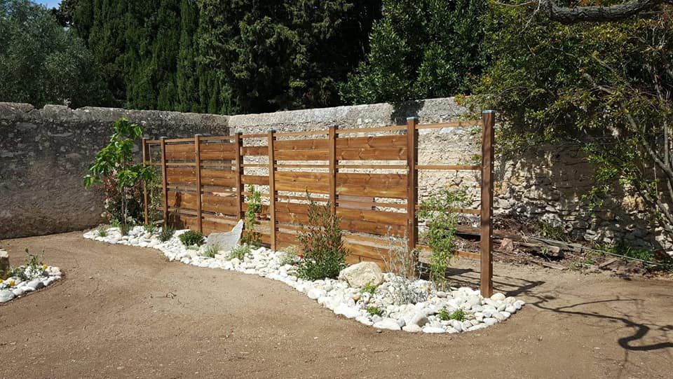 découvrez nos solutions de fixation pour clôtures en palette, offrant sécurité et esthétique à votre jardin. faciles à installer, nos produits garantissent une délimitation efficace tout en valorisant votre espace extérieur.