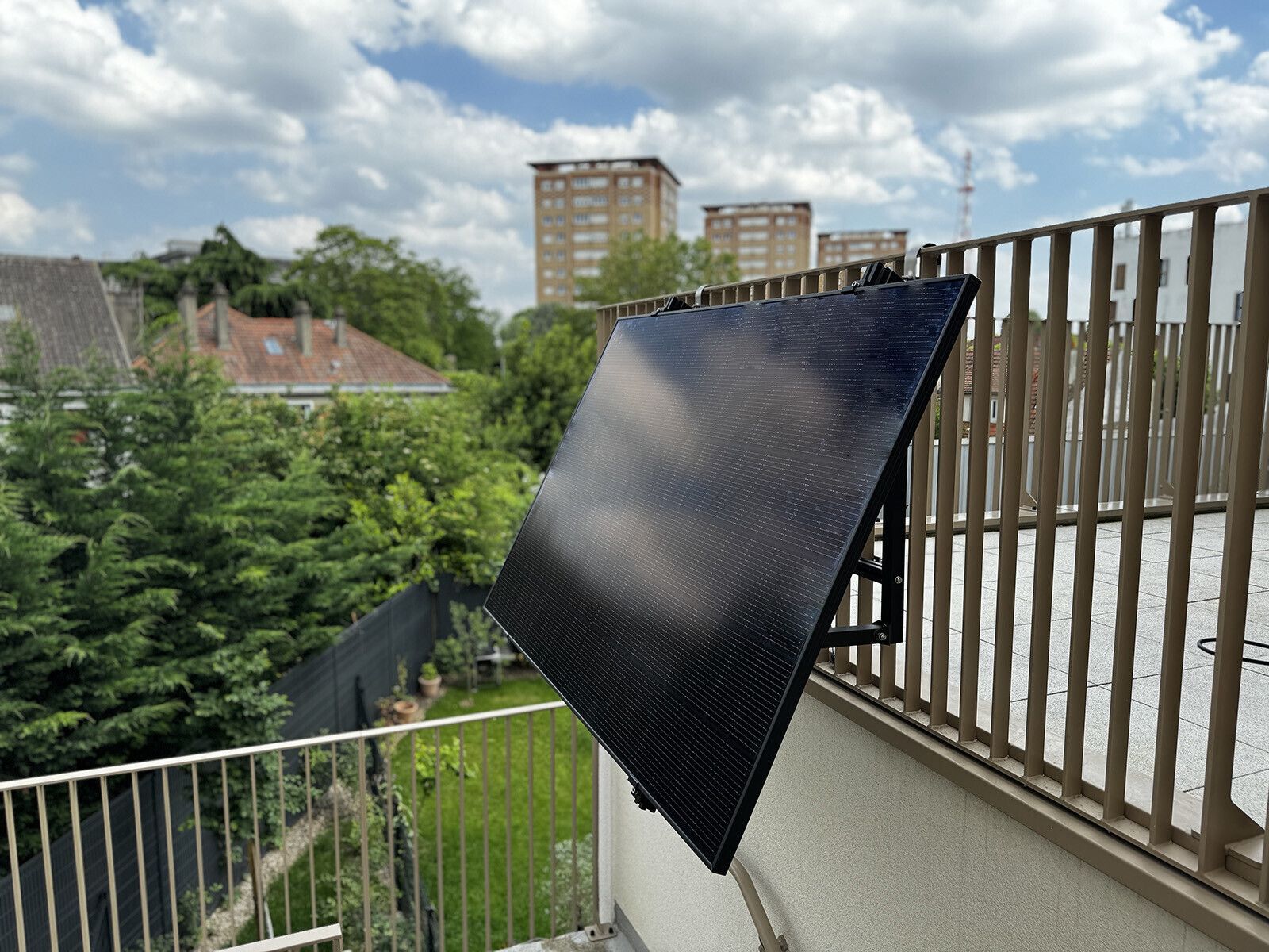 découvrez nos solutions innovantes de fixation pour panneaux solaires, garantissant une installation durable et efficace. optimisez l'orientation et la sécurité de vos équipements solaires avec nos systèmes de montage adaptés à tous types de toits.