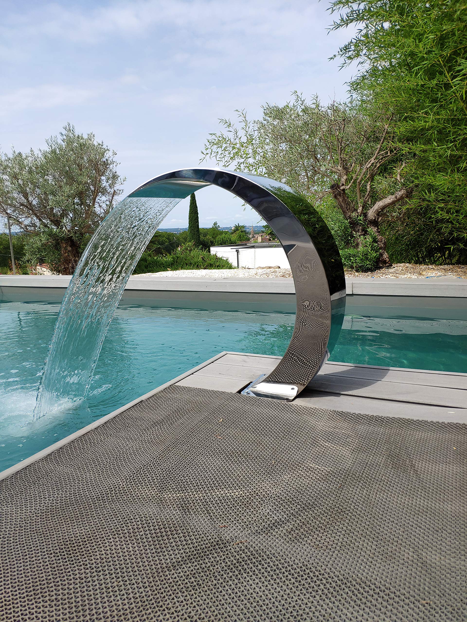 découvrez notre fontaine aquatique, une pièce maîtresse qui allie beauté et sérénité. idéale pour embellir votre jardin ou votre espace intérieur, elle offre un spectacle apaisant d'eau en mouvement, attirant oiseaux et papillons. créez une ambiance relaxante et harmonieuse chez vous grâce à cette fontaine.