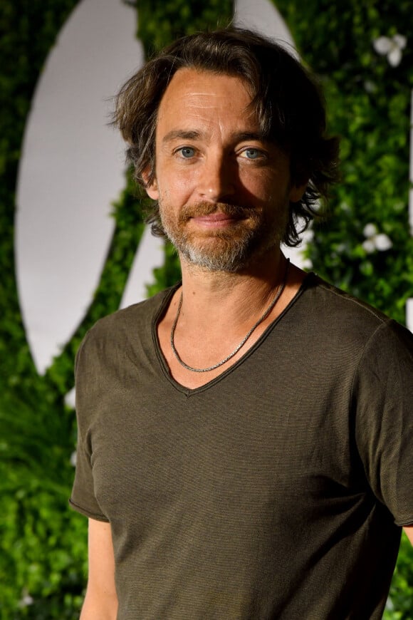 rejoignez notre forum dédié à 'un si grand soleil', la célèbre série française. partagez vos avis, décryptons les intrigues, les personnages et restez à jour sur les derniers épisodes. plongez dans l'univers captivant de cette saga du quotidien !