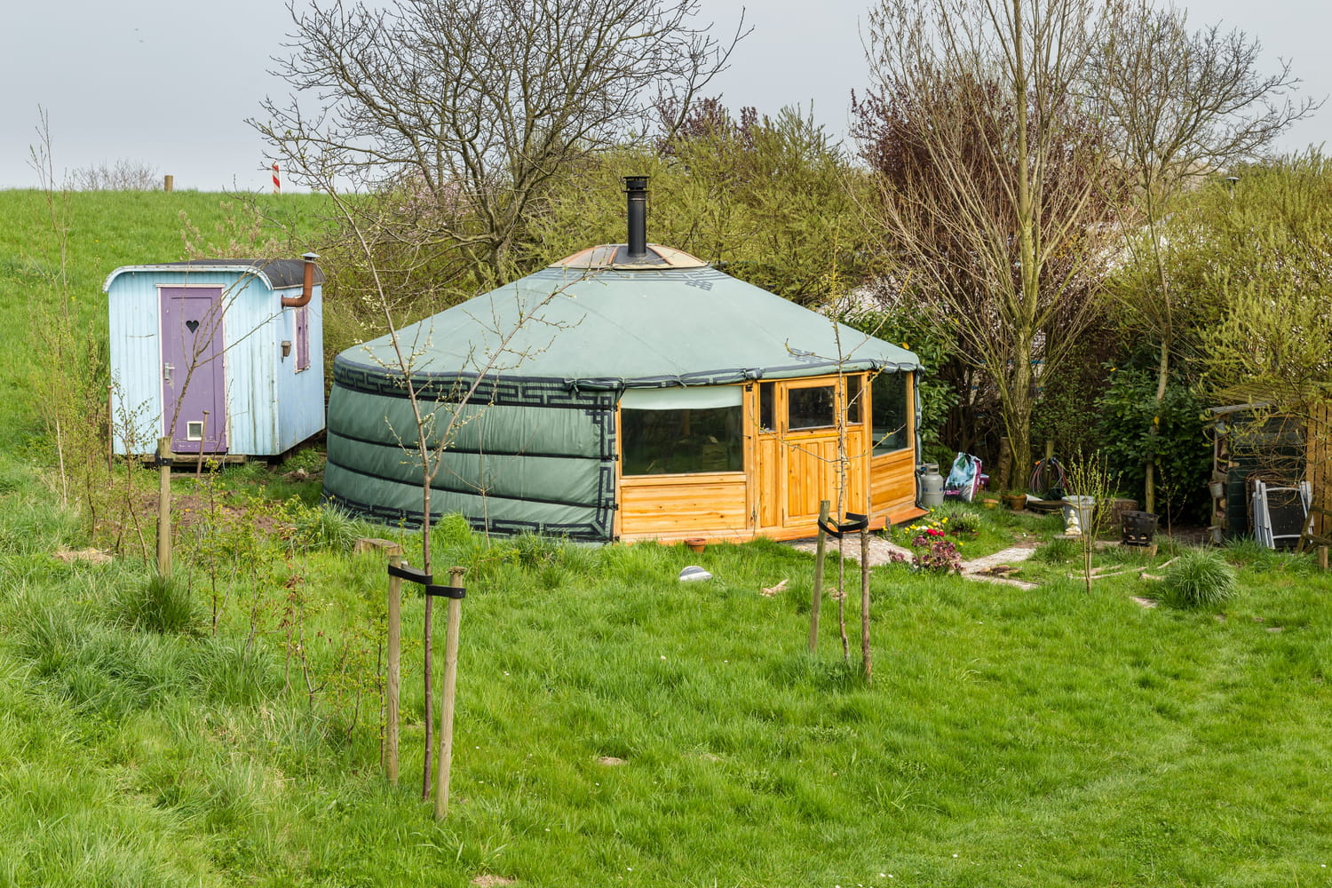 découvrez le forum yourte, un espace d'échange consacré à la construction, la vie et l'expérience des yourtes. partagez vos conseils, posez vos questions et connectez-vous avec d'autres passionnés de ce mode de vie unique et authentique.