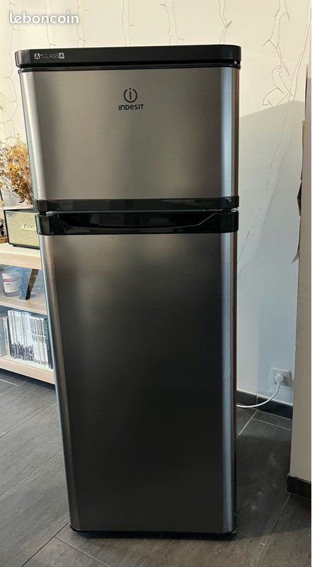 découvrez notre frigo d'une hauteur de 1m40, idéal pour optimiser l'espace de votre cuisine tout en offrant un maximum de capacité de stockage. design élégant et fonctionnalités avancées pour conserver vos aliments frais plus longtemps.