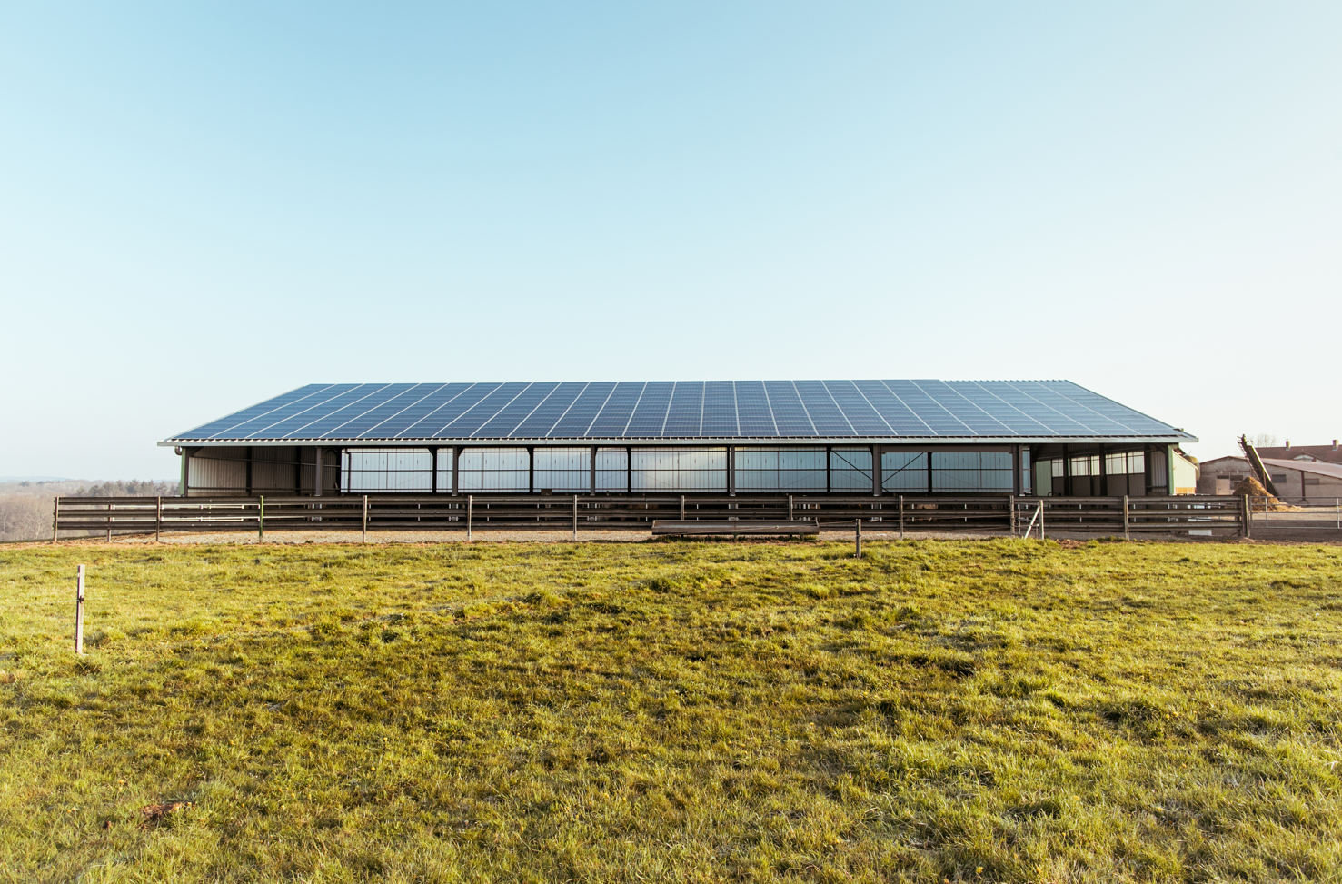 découvrez les avantages des hangars photovoltaïques, une solution innovante et durable pour produire de l'énergie solaire tout en optimisant vos espaces de stockage. maximisez votre espace avec une installation écoresponsable qui réduit vos coûts énergétiques et contribue à la transition énergétique.