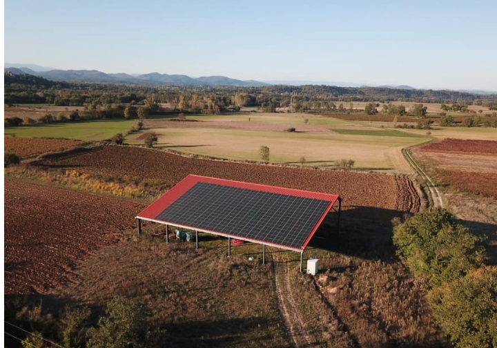 découvrez notre hangar équipé de panneaux photovoltaïques d'une capacité de 250 kwc, conçu pour maximiser la production d'énergie solaire tout en optimisant l'espace. idéal pour les projets d'énergie renouvelable et la réduction de votre empreinte carbone.
