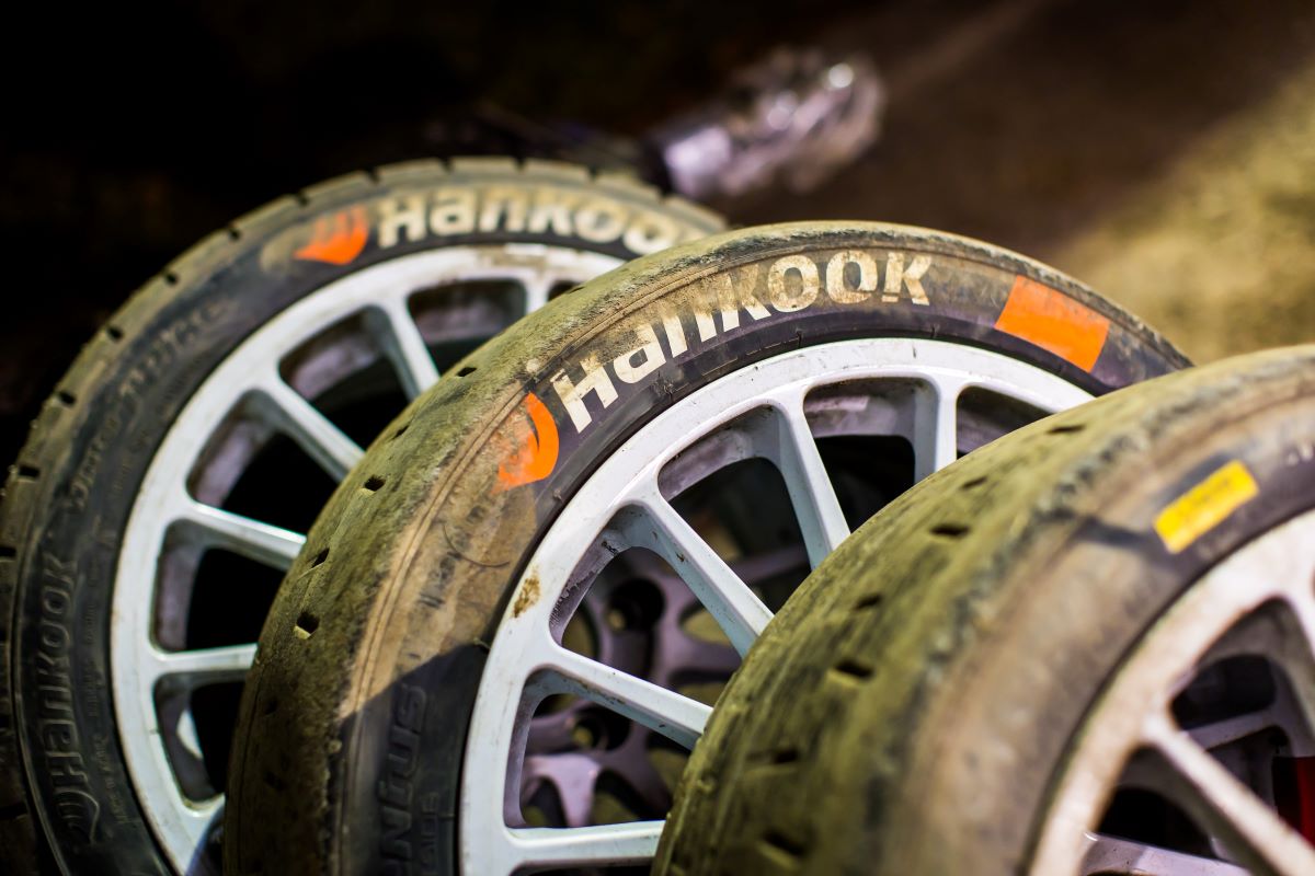 découvrez hankook, le leader innovant dans le domaine des pneumatiques. explorez notre gamme de pneus performants, adaptés à vos besoins spécifiques, que ce soit pour la route, le tout-terrain ou les véhicules de tourisme. fiabilité, sécurité et performance sont au cœur de notre engagement pour une conduite agréable.