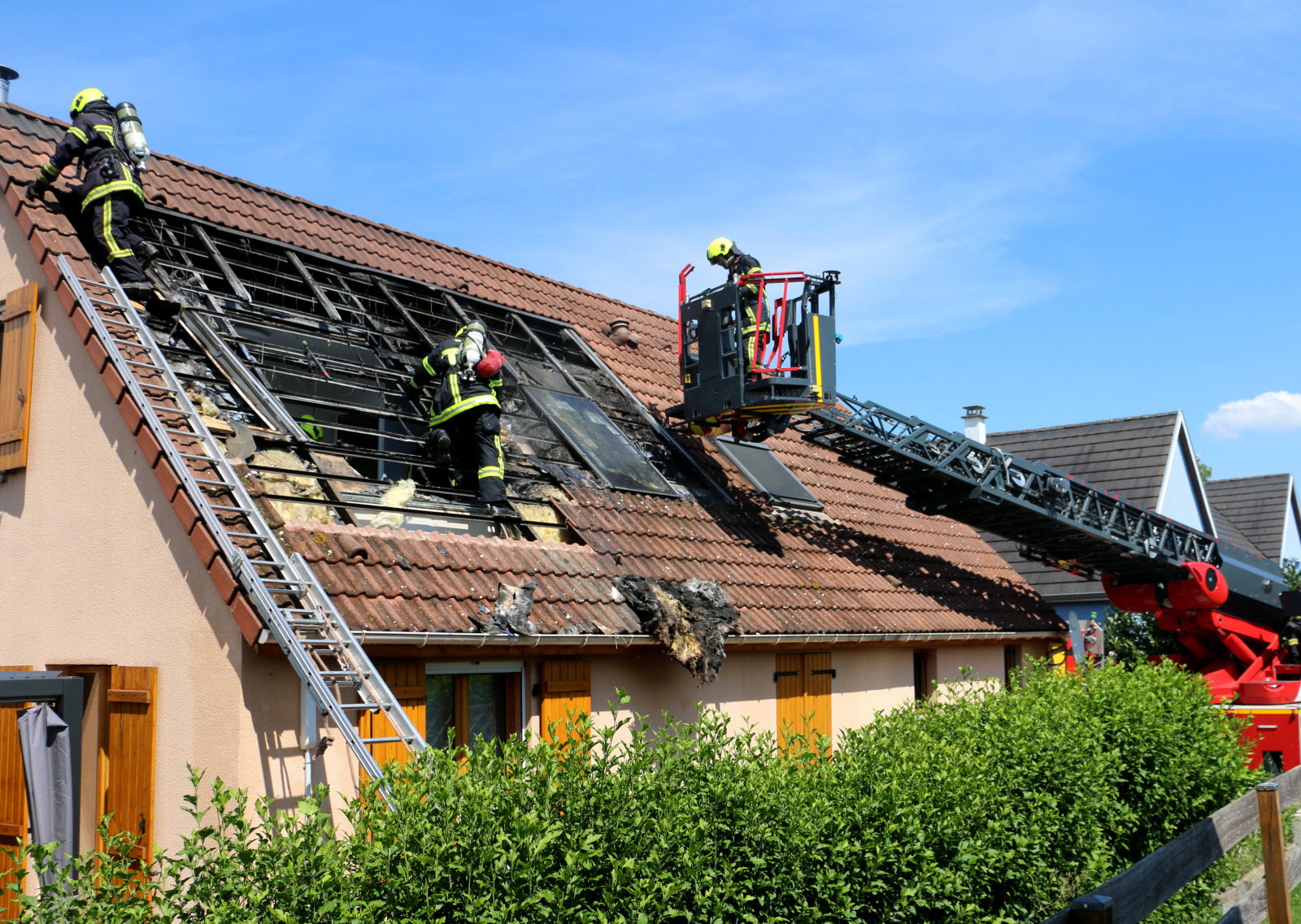découvrez tout ce qu'il faut savoir sur les incendies liés aux installations photovoltaïques : causes, prévention et mesures de sécurité à mettre en place pour protéger votre système solaire.