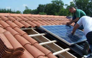découvrez comment installer facilement des panneaux solaires sur votre toit pour profiter d'une énergie renouvelable, réduire vos factures d'électricité et contribuer à la protection de l'environnement. suivez notre guide étape par étape pour une installation réussie.
