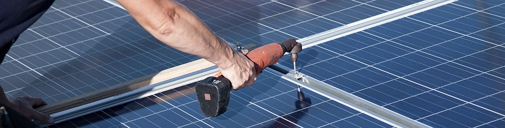 découvrez comment installer des panneaux solaires chez vous et réduire votre facture d'énergie tout en contribuant à la protection de l'environnement. suivez nos conseils pratiques et étapes essentielles pour une installation réussie.