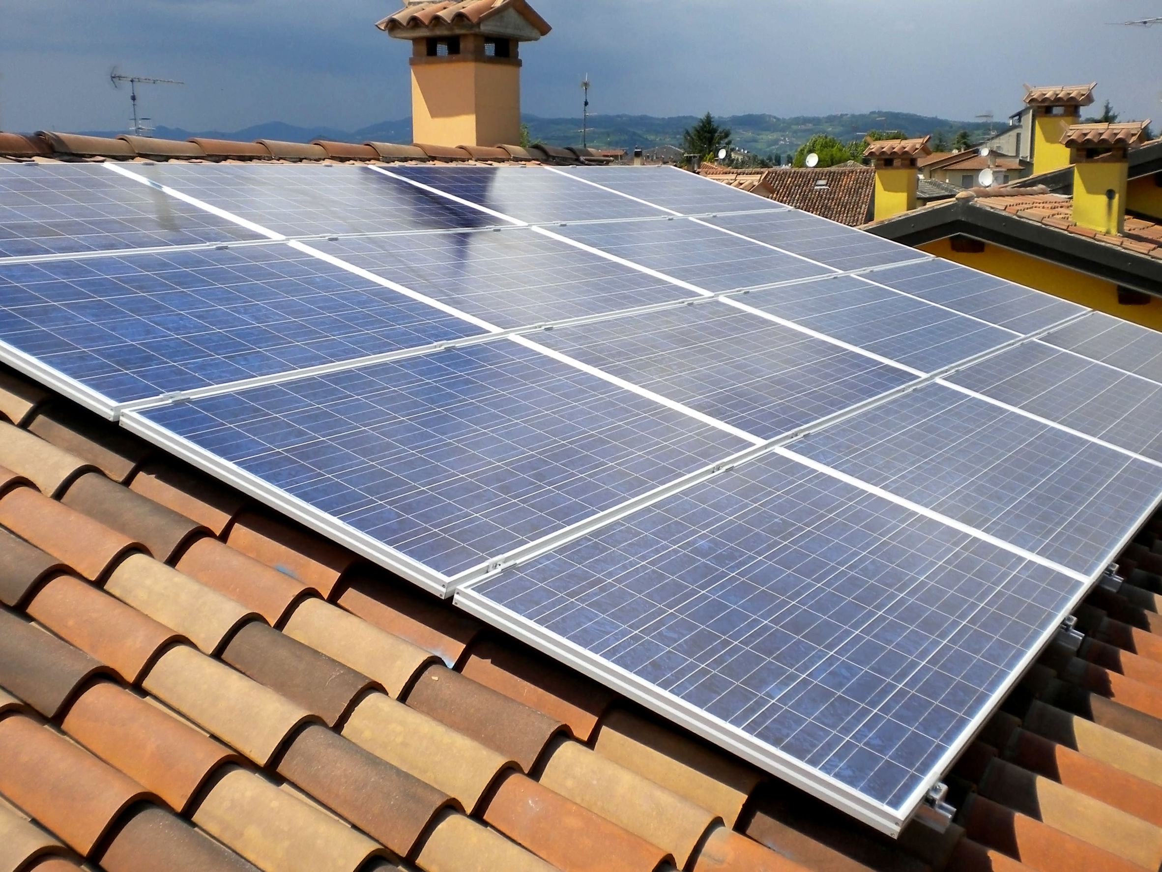 découvrez comment installer vos panneaux solaires vous-même grâce à notre guide complet. suivez des étapes simples et des conseils pratiques pour profiter d'une énergie renouvelable tout en réduisant vos factures d'électricité.