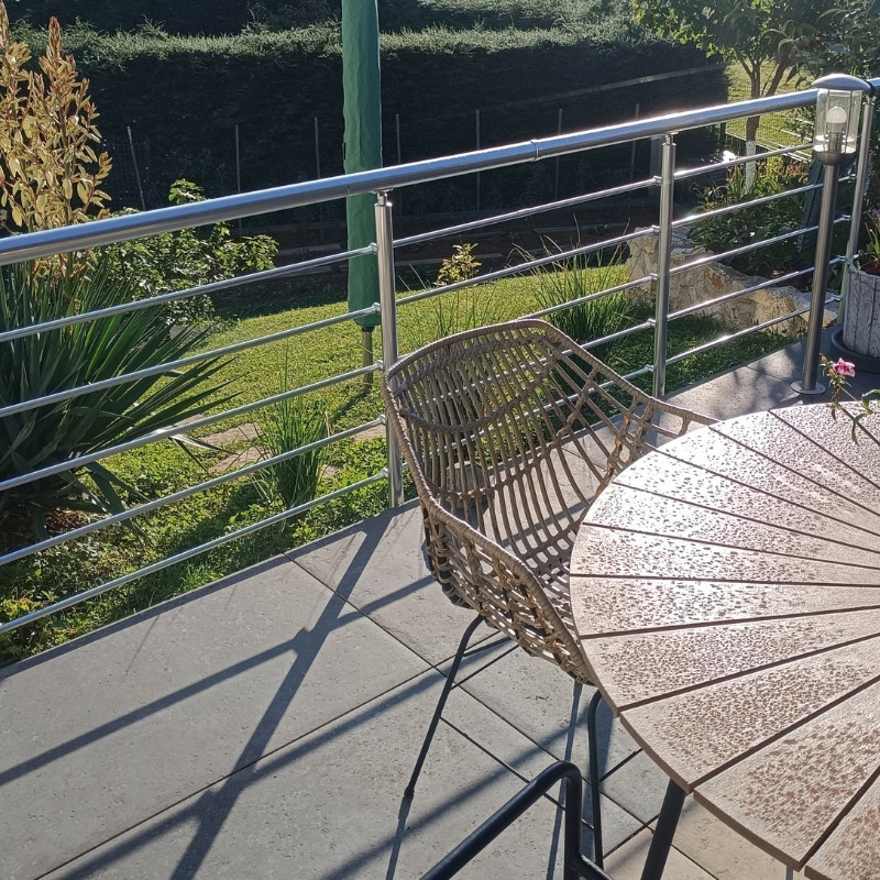 découvrez notre kit garde corps terrasse, conçu pour allier sécurité et élégance à votre espace extérieur. facile à installer, il offre une protection optimale tout en ajoutant une touche de style à votre terrasse. idéal pour profiter pleinement de vos moments en plein air en toute tranquillité.