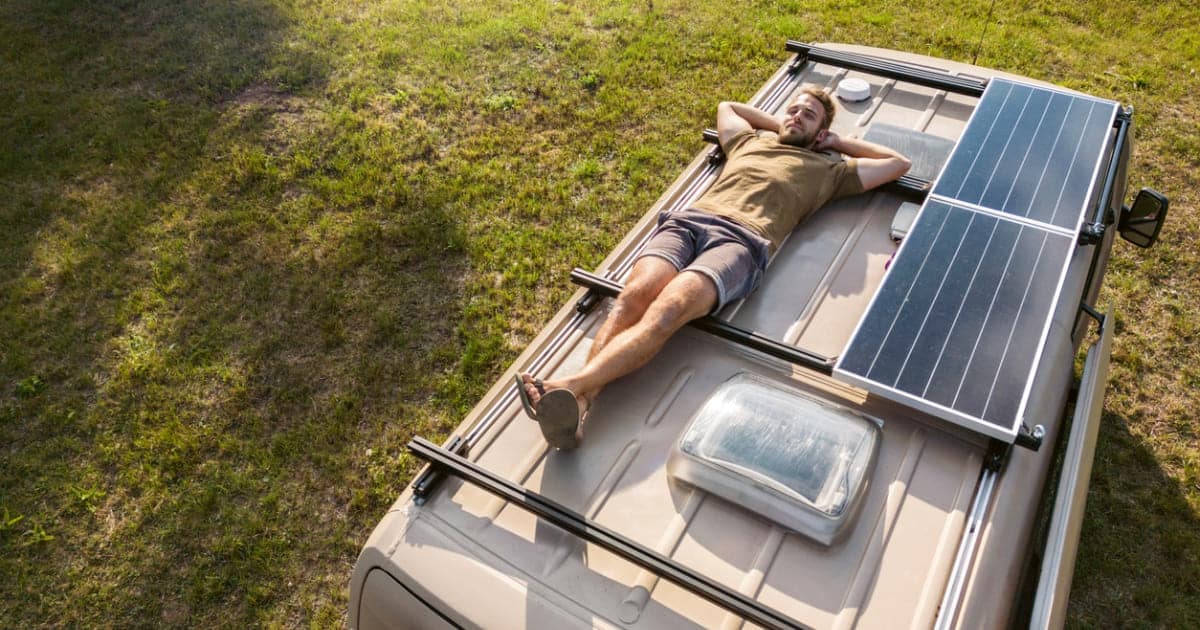 découvrez notre kit solaire camping car 220v, la solution idéale pour profiter de vos aventures en plein air. ce kit complet vous permet de voyager en autonomie énergétique, pour recharger vos appareils et alimenter vos équipements en toute sérénité. profitez de la nature tout en préservant l'environnement avec notre système solaire conçu pour les camping-cars.
