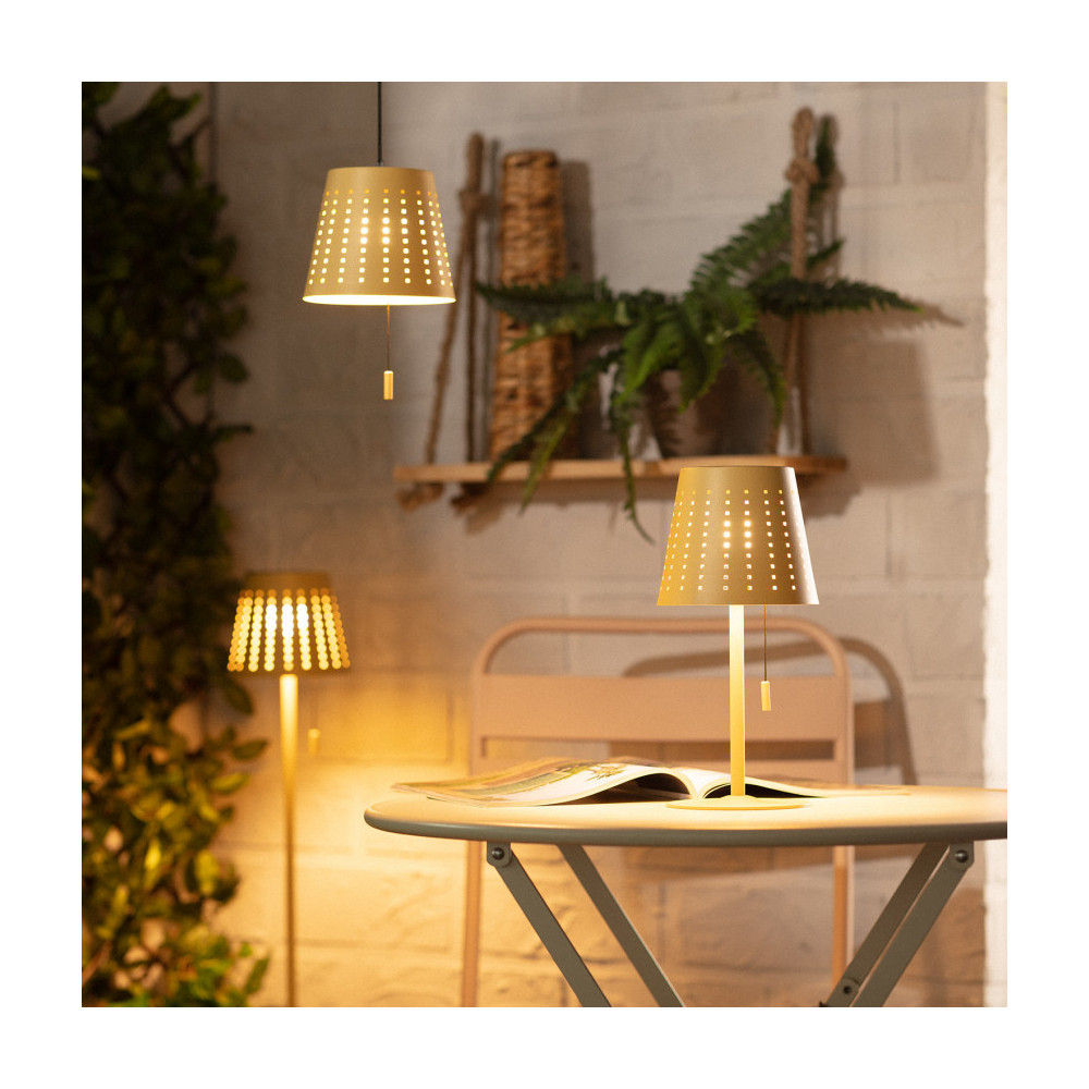 découvrez la lampe solaire, une solution d'éclairage écologique et économique pour votre jardin. profitez de la lumière douce et chaleureuse tout en réduisant votre empreinte carbone grâce à cette source d'énergie renouvelable. idéale pour créer une ambiance accueillante en extérieur, la lampe solaire s'installe facilement et se recharge pendant la journée. optez pour une illumination durable et stylée avec nos modèles variés.