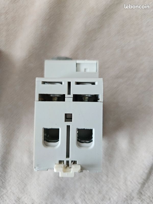 découvrez le modèle legrand 08629, une solution électrotechnique innovante qui allie performance et design. idéal pour optimiser votre installation électrique, ce produit vous garantit sécurité et fiabilité. en savoir plus sur ses spécifications techniques et ses avantages.
