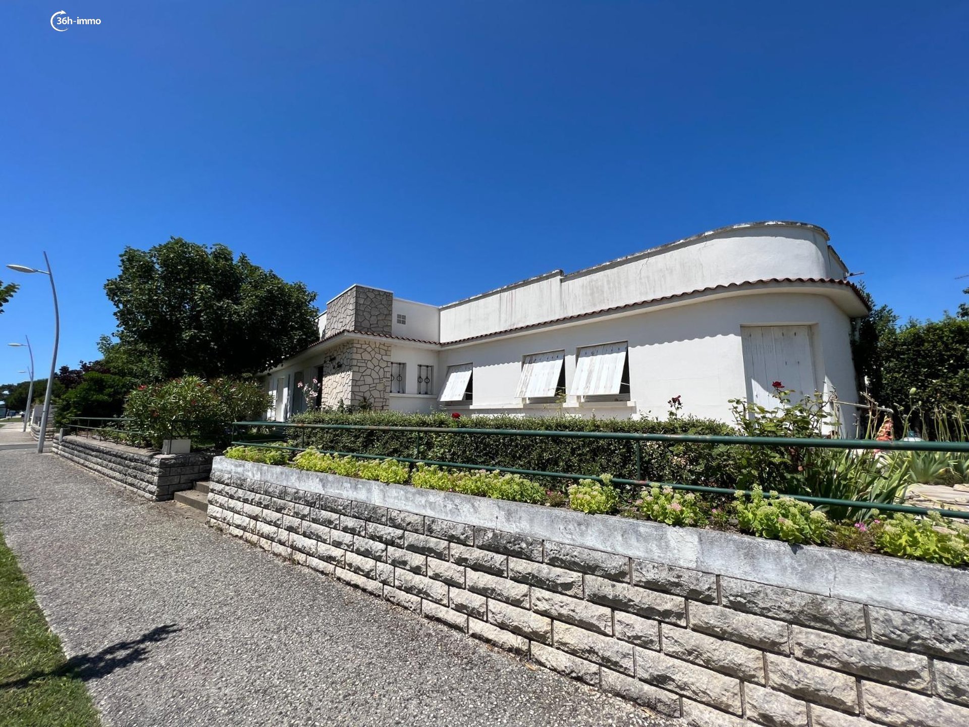 découvrez cette charmante maison à vendre à vaux-sur-mer, alliant confort et modernité, idéalement située à proximité des plages et des commerces. ne manquez pas cette opportunité unique d'acquérir votre havre de paix en bord de mer !