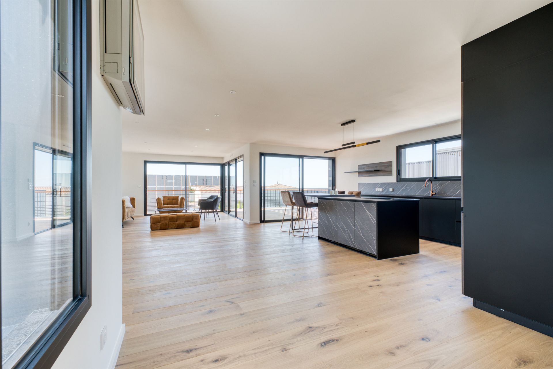 découvrez une charmante maison à vendre à vaux-sur-mer, proche des plages et des commodités. profitez d'un cadre de vie agréable dans cette station balnéaire prisée, idéale pour votre futur projet immobilier.