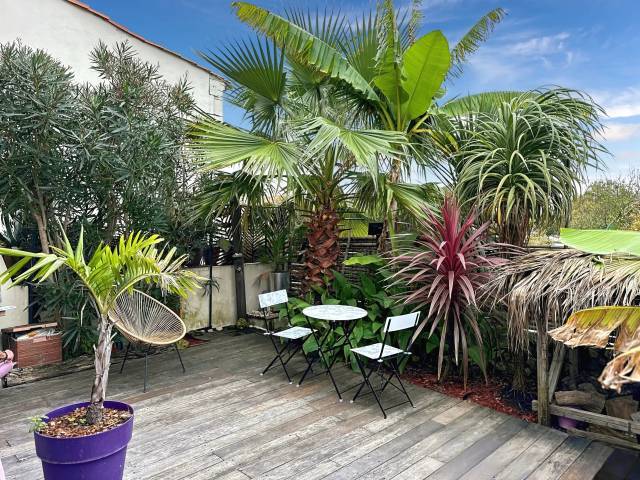 découvrez cette charmante maison à vendre à vaux-sur-mer, offrant un cadre de vie paisible à proximité des plages. profitez d'un espace lumineux et confortable, idéal pour votre famille. ne manquez pas cette opportunité !