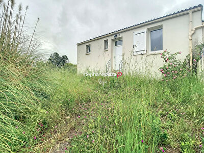 découvrez cette charmante maison à vendre à vaux-sur-mer, un lieu idéal alliant confort et proximité avec la mer. profitez d'un cadre paisible, d'un jardin spacieux et d'un accès facile aux commodités locales. ne manquez pas cette opportunité unique d'acquérir votre coin de paradis en bord de mer.