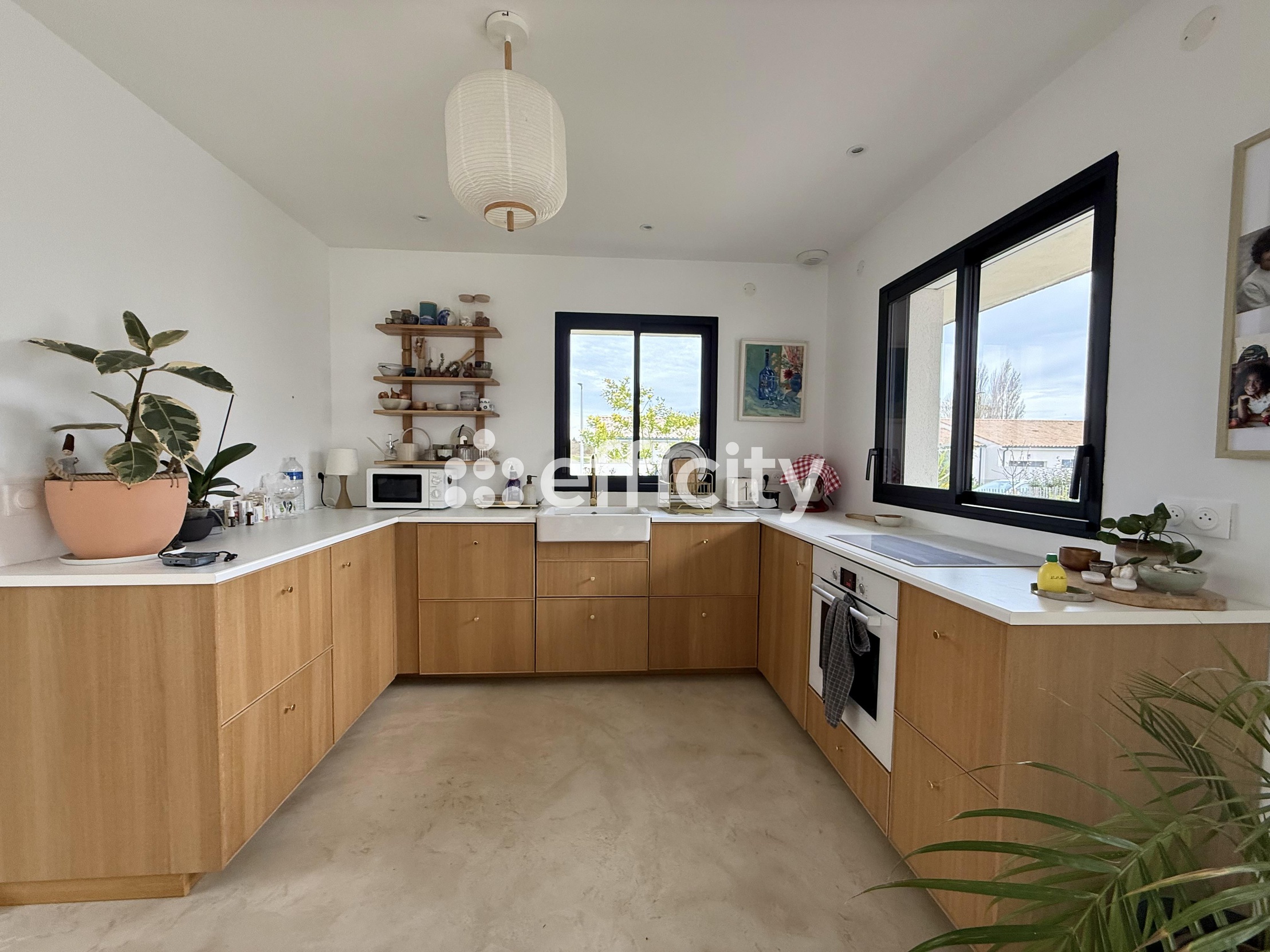 découvrez cette charmante maison à vendre à vaux-sur-mer, située à proximité de la plage et des commodités locales. parfaite pour les familles ou les investisseurs, cette propriété offre confort et tranquillité dans un environnement agréable. ne manquez pas cette occasion unique d'acquérir votre résidence secondaire ou principale dans cette belle station balnéaire.