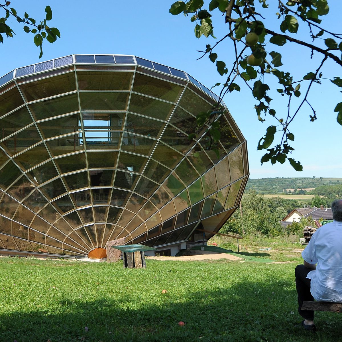 découvrez les avantages de la maison solaire, une habitation écologique qui utilise l'énergie du soleil pour réduire vos factures d'électricité et préserver l'environnement. apprenez comment concevoir votre propre maison solaire et bénéficier d'un confort optimal toute l'année.