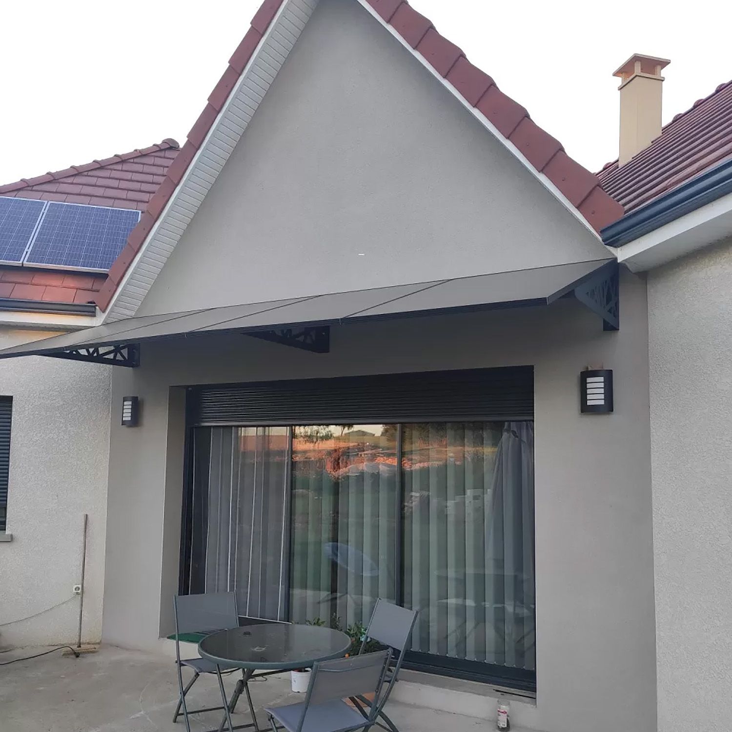 découvrez notre marquise led solaire, une solution élégante et éco-responsable pour illuminer votre entrée tout en bénéficiant d'une énergie renouvelable. facile à installer et esthétique, elle apporte une touche moderne à votre extérieur.