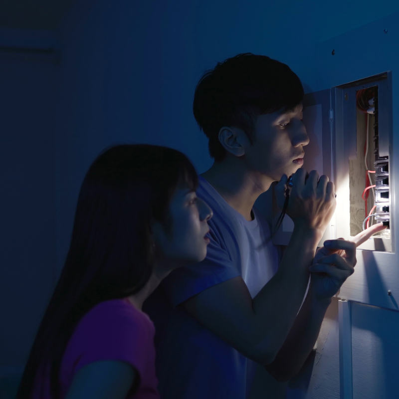 découvrez tout ce qu'il faut savoir sur les micro coupures : causes, impacts sur vos appareils et astuces pour les prévenir. assurez la stabilité de votre électricité et protégez vos équipements des perturbations électriques.