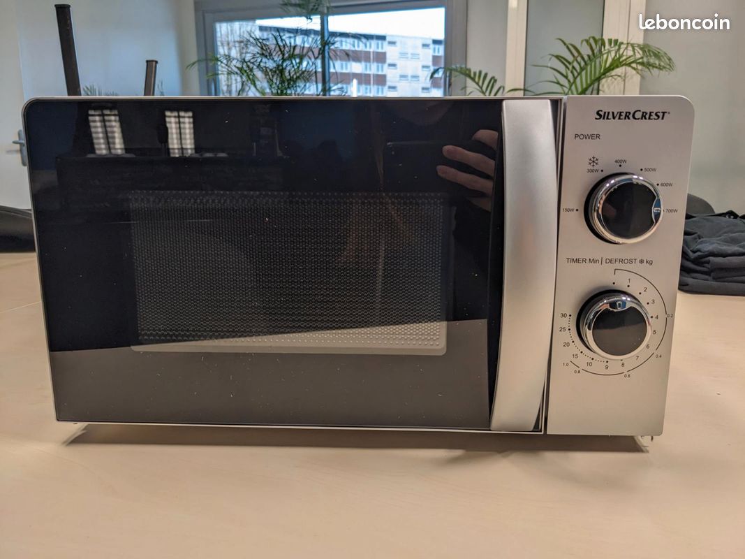 découvrez notre micro-ondes 500w, l'appareil idéal pour réchauffer vos plats en un clin d'œil. compact et efficace, il s'adapte parfaitement à votre cuisine tout en vous offrant une cuisson homogène et rapide. parfait pour les petits espaces et les repas quotidiens.