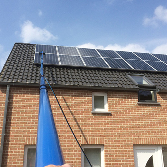 assurez l'efficacité de vos panneaux solaires grâce à notre service de nettoyage professionnel. éliminez la saleté et les résidus pour maximiser la production d'énergie et prolonger leur durée de vie. optez pour un nettoyage régulier et préservez vos investissements dans l'énergie solaire.