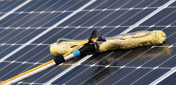 découvrez l'importance du nettoyage des panneaux photovoltaïques pour optimiser leur performance et prolonger leur durée de vie. profitez de nos services professionnels pour assurer un fonctionnement efficace de votre installation solaire.