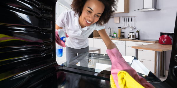 découvrez nos conseils pratiques pour nettoyer efficacement votre mini four. retrouvrez des astuces simples et des produits adaptés pour éliminer les graisses et les résidus, afin de préserver la performance de votre appareil et garantir des plats savoureux.