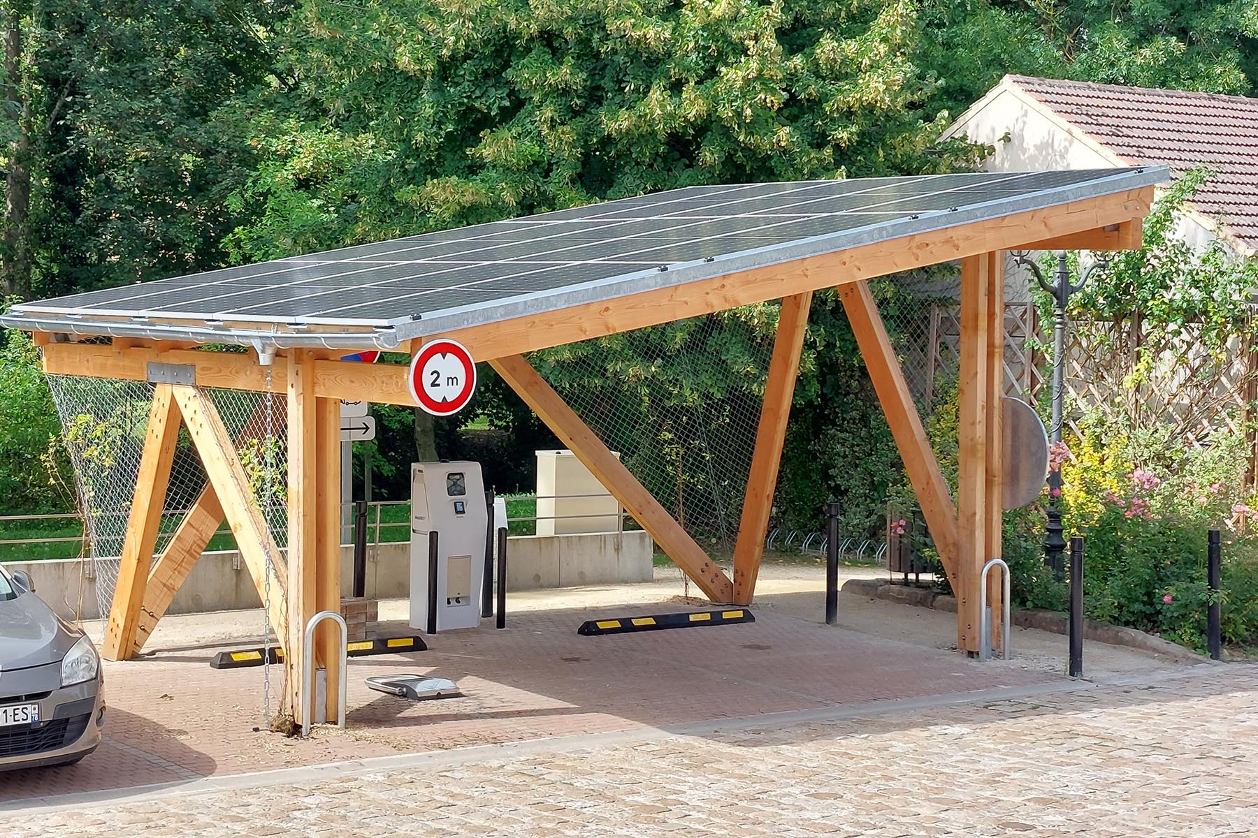 découvrez l'ombrière, une structure innovante alliant design et fonctionnalité, parfaite pour profiter de l'extérieur tout en étant protégé du soleil. explorez ses avantages écologiques et esthétiques pour embellir vos espaces extérieurs.