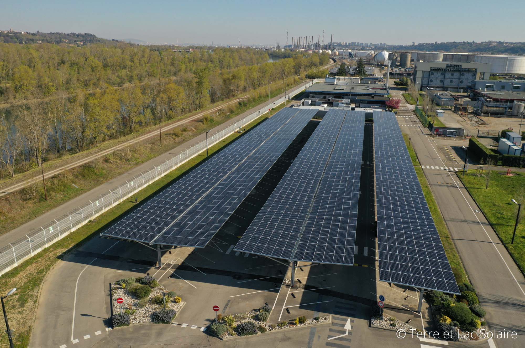 découvrez l'ombrière, une structure innovante qui offre ombre et protection tout en embellissant les espaces extérieurs. idéale pour les jardins, terrasses ou espaces publics, elle allie esthétique et fonctionnalité.