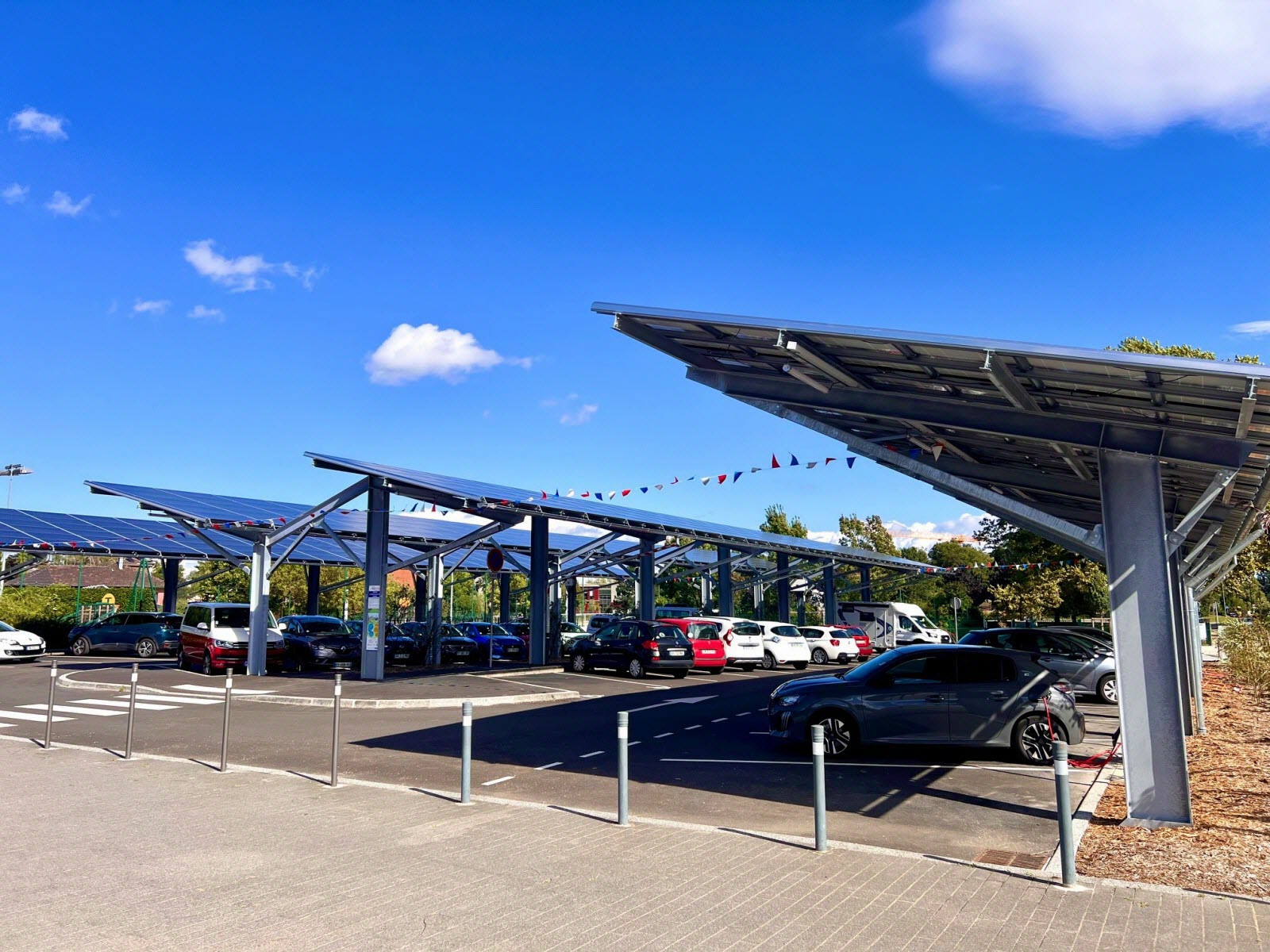 découvrez les ombrières photovoltaïques, une solution innovante alliant protection contre le soleil et production d'énergie renouvelable. idéales pour les parkings et espaces extérieurs, ces structures écoresponsables maximisent l'utilisation de l'énergie solaire tout en préservant l'environnement.