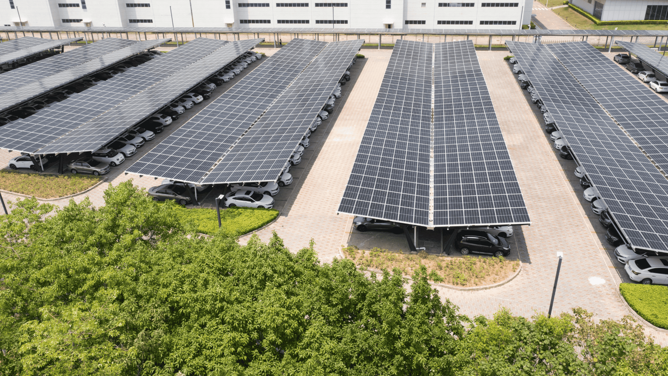 découvrez nos solutions d'ombrières photovoltaïques qui allient protection solaire et production d'énergie renouvelable. idéales pour les parkings, elles permettent de réduire votre empreinte carbone tout en offrant un espace abrité. investissez dans un avenir durable avec nos systèmes innovants.