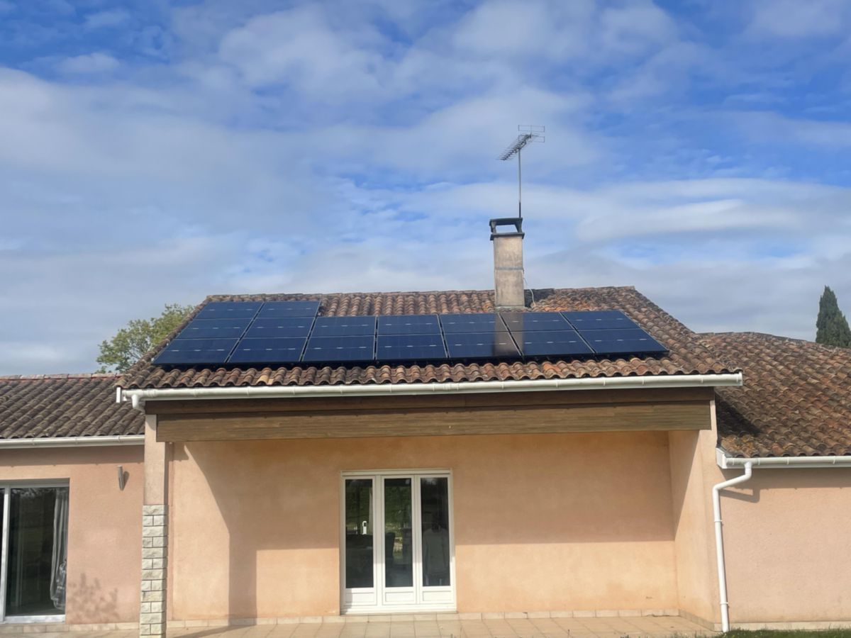 découvrez notre panneau solaire 3 kwc, idéal pour optimiser votre consommation d'énergie et réduire votre facture d'électricité. performance, durabilité et design moderne s'allient pour répondre à vos besoins énergétiques.