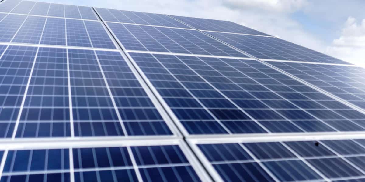 découvrez les avantages des panneaux photovoltaïques pour une énergie renouvelable efficace. apprenez comment ils transforment la lumière du soleil en électricité, réduisent votre facture d'énergie et contribuent à un avenir durable.