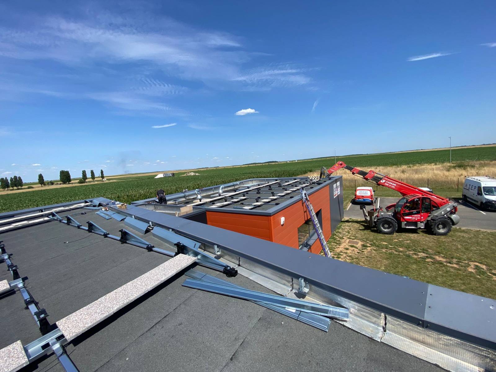 découvrez le panneau solaire qcell 375w, alliant performance et fiabilité pour optimiser votre production d'énergie renouvelable. idéal pour vos projets d'installation solaire, ce panneau offre une excellente efficacité énergétique et une robustesse à toute épreuve.
