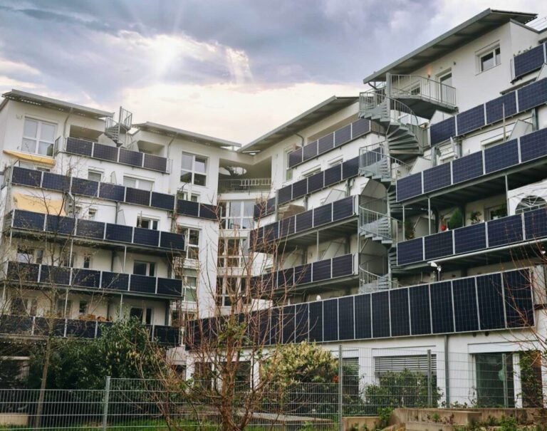 découvrez comment maximiser votre énergie verte avec un panneau solaire pour balcon. idéal pour les petits espaces, ce dispositif vous permet de produire votre propre électricité tout en réduisant votre empreinte carbone. optez pour une solution écologique et économique dès aujourd'hui !