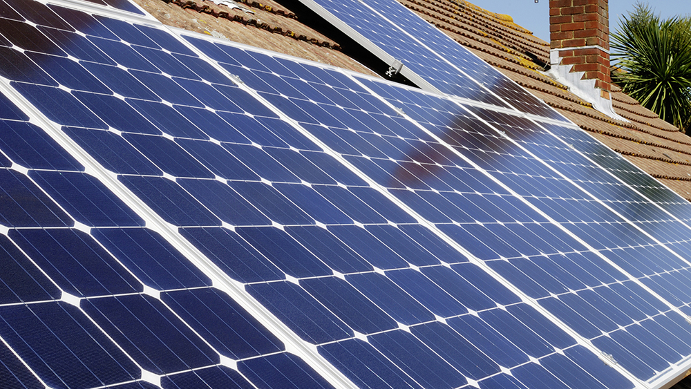 découvrez comment les panneaux solaires interagissent avec les ondes électromagnétiques pour optimiser la production d'énergie renouvelable. explorez les avantages et les innovations technologiques qui transforment l'énergie solaire.