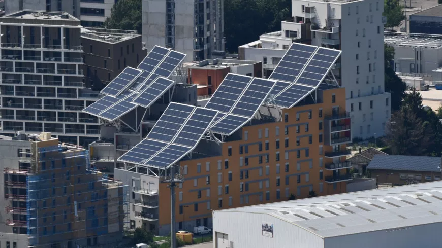 découvrez des solutions d'énergie renouvelable avec nos panneaux solaires à lyon. optimisez votre consommation énergétique tout en respectant l'environnement. demandez un devis personnalisé dès aujourd'hui !