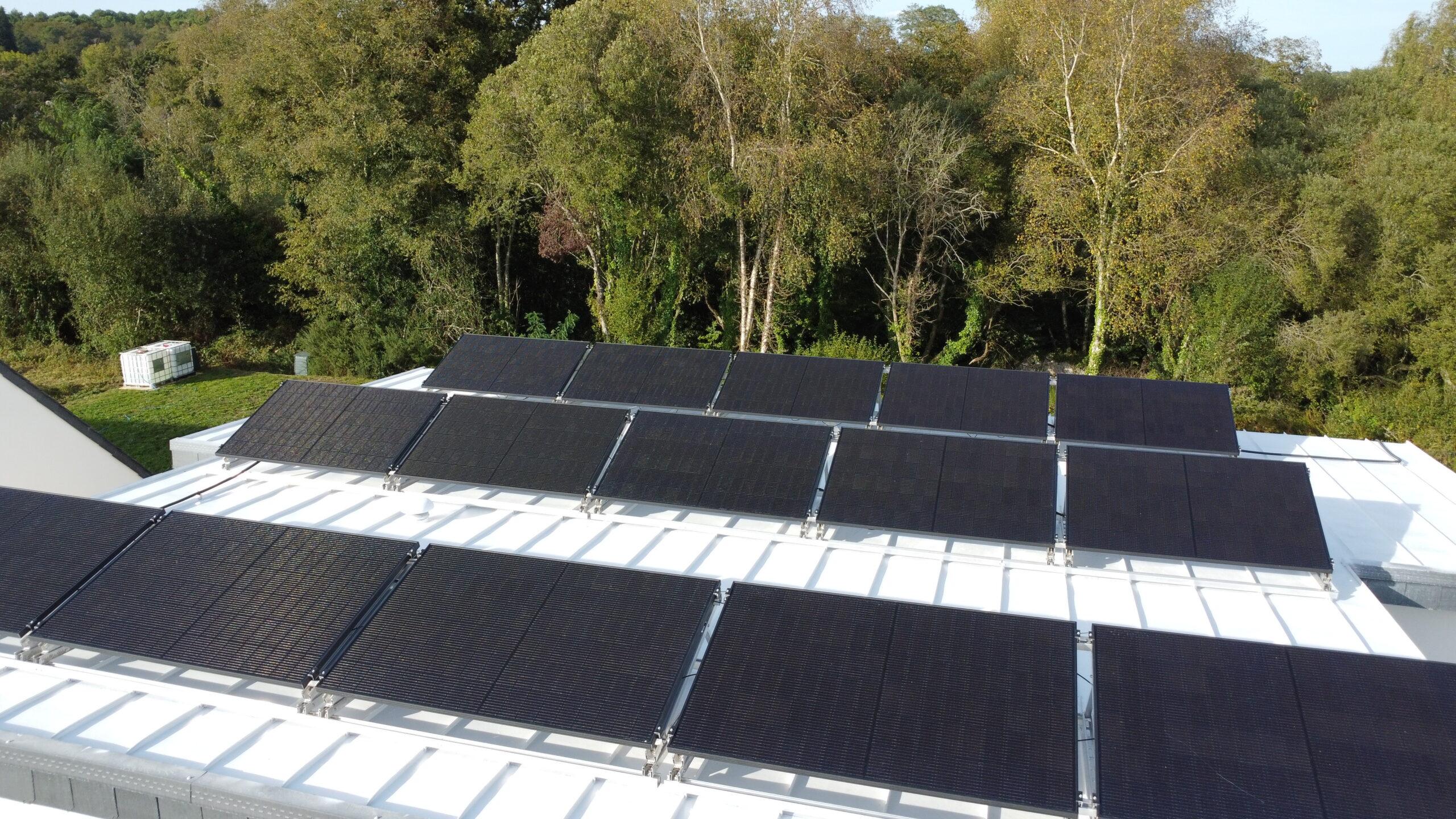 découvrez comment les panneaux solaires ombragés optimisent votre production d'énergie. idéaux pour les espaces urbains, ces panneaux innovants utilisent la lumière diffuse pour maximiser votre rendement tout en respectant l'environnement. informez-vous sur leurs avantages et leur installation.