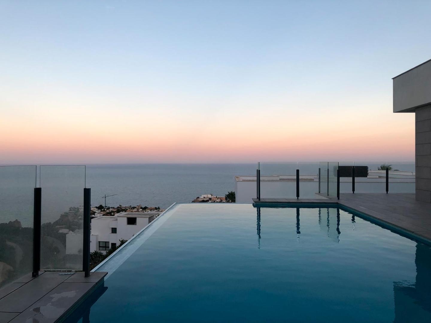 découvrez comment un panneau solaire peut alimenter efficacement votre pompe de piscine, offrant une solution écologique et économique pour le chauffage et le fonctionnement de votre piscine tout en réduisant votre empreinte carbone.