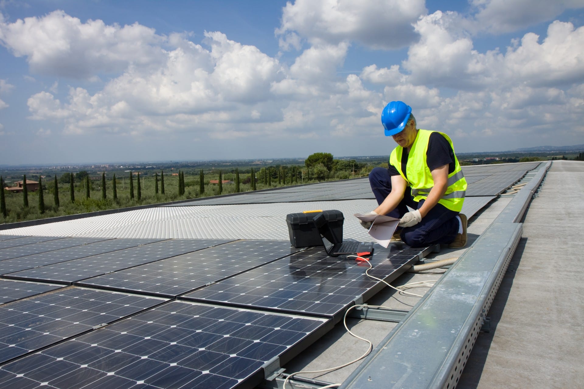 découvrez les avantages des panneaux solaires sur toit pour réduire vos factures d'électricité et améliorer l'efficacité énergétique de votre maison. optez pour une solution écologique et durable dès aujourd'hui.