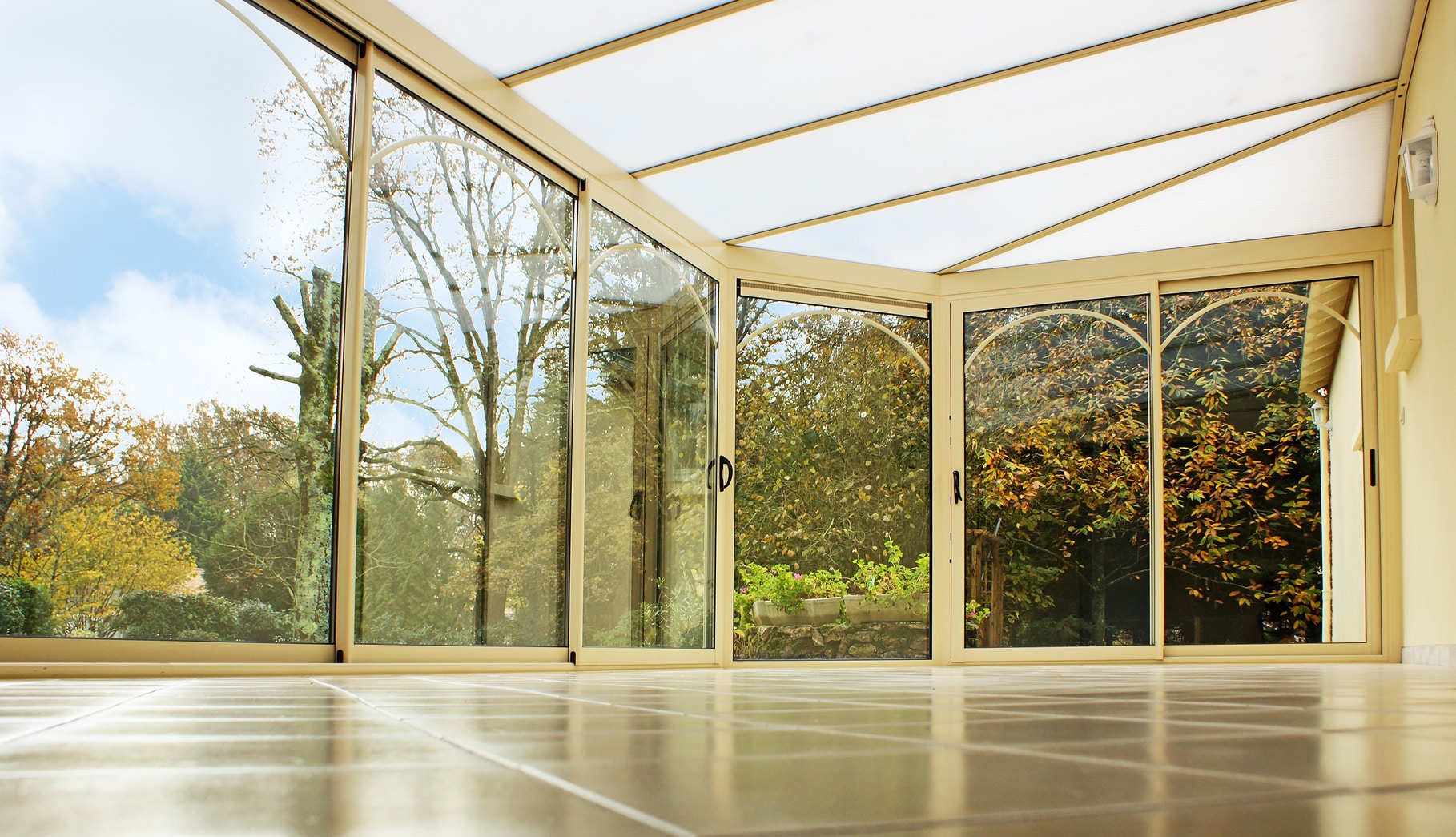 découvrez comment un panneau solaire pour votre véranda peut optimiser l'éclairage naturel et réduire vos factures d'énergie. alliez confort et durabilité en exploitant l'énergie solaire avec des solutions esthétiques et efficaces.