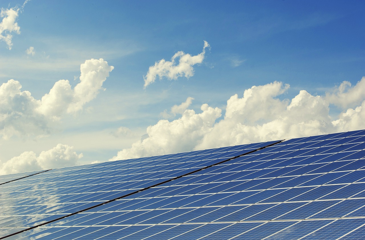 découvrez comment les panneaux solaires peuvent transformer votre consommation d'énergie et réduire vos factures d'électricité. optez pour une solution écologique et durable tout en augmentant la valeur de votre maison. informez-vous sur les avantages et les différentes options disponibles pour intégrer ces technologies renouvelables dans votre quotidien.
